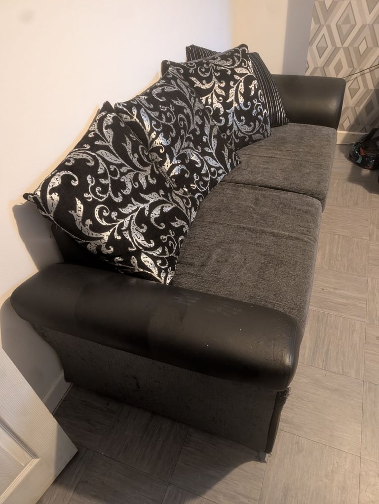 Free 3-Seater Sofa – Black & Grey – Must Collect