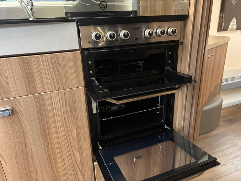 2016 SWIFT CONQUEROR 645, ISLAND BED, TALL FRIDGE, ALDE, SOLAR