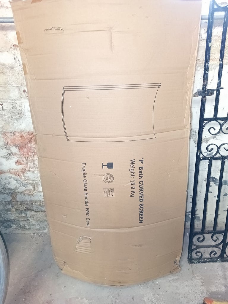 'P' bath curved screen