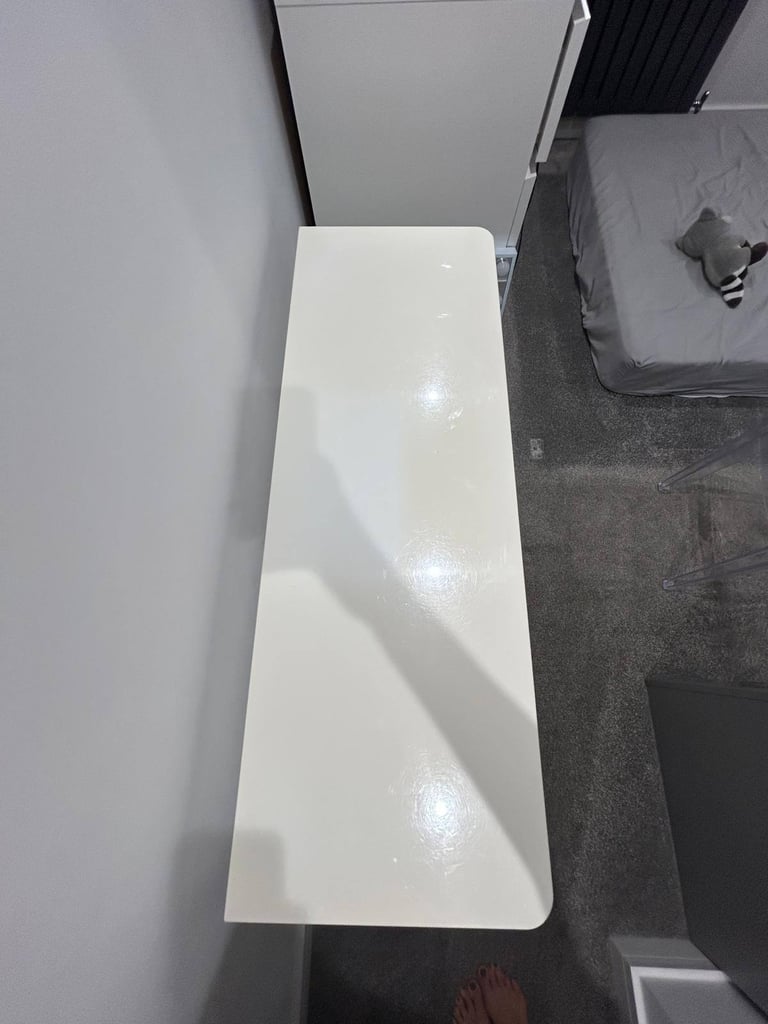 White Gloss bedroom furniture 