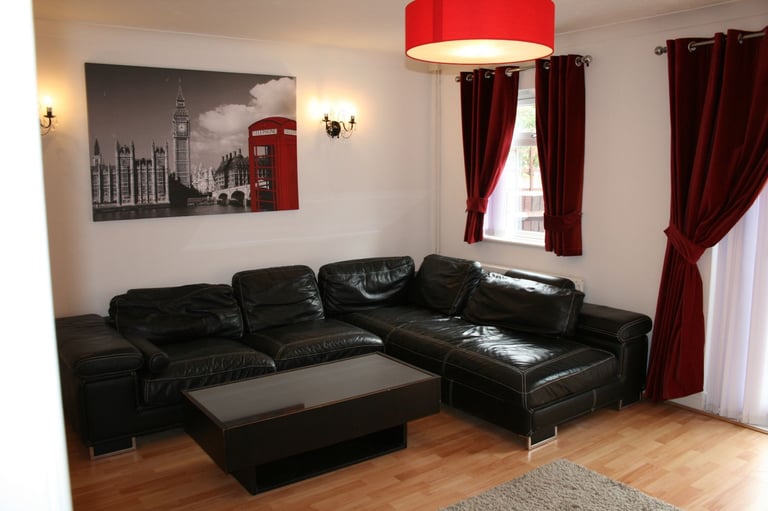 3 Bedroom House with Rear Garden and Private Drive SE1 (Zone 1/2)