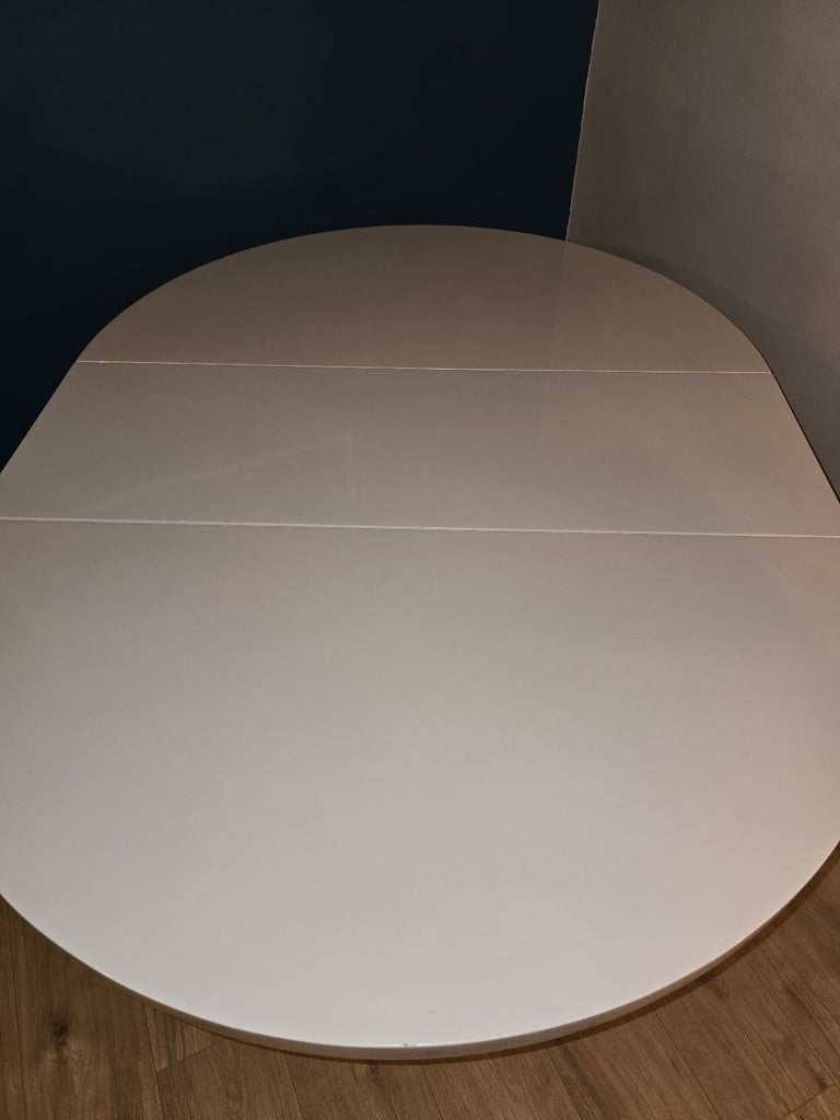 Extending gloss dining table 