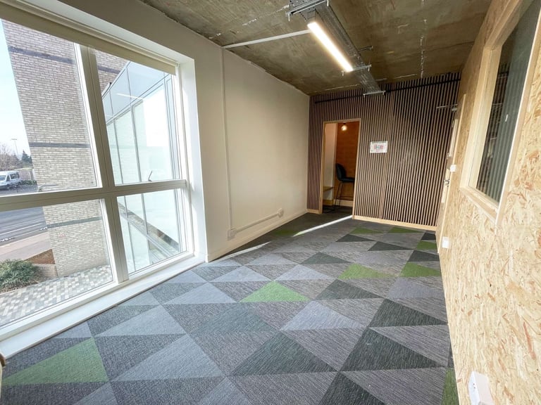  Office | Creative Space | Commercial Unit | Beauty Room | Desk in Leyton East London E10 