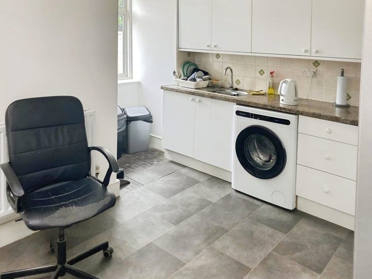 3 bedroom house in 3-Bedroom House For Sale E6