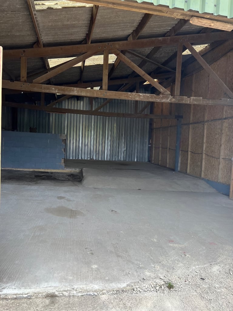 VEHICLE TRADE STORAGE  FOR RENT NEAR ME HERTFORDSHIRE ESSEX LONDON