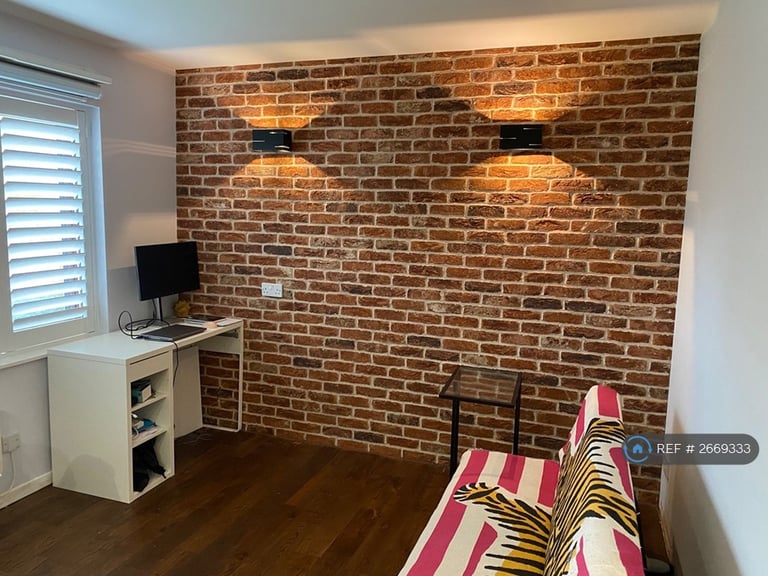 1 bedroom flat in Weare Court, Bristol, BS1 (1 bed) (#2669333)
