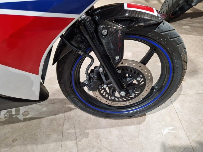 HONDA CBR 125 IN WHITE AND RED
