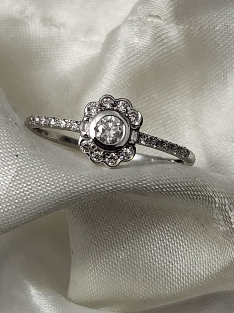 9ct White Gold Certified Natural Diamond Ring Size Q Brand new 