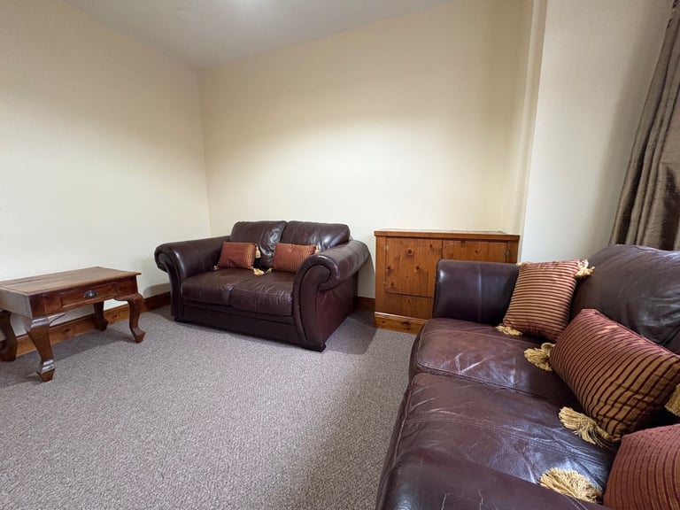 Extremely Well Presented Two Double Bedroom Plus Office New Carpets and Freshly Painted Throughout 