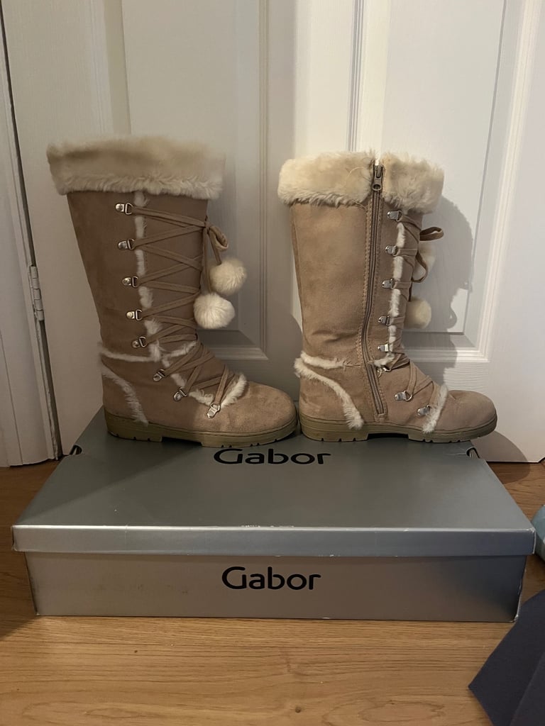 Warm fur lined suede boots size 5