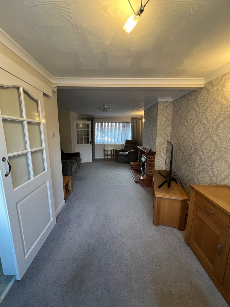 3 Bedroom Semi-Detached Home — Furnished – Wednesbury (WS10) Available now