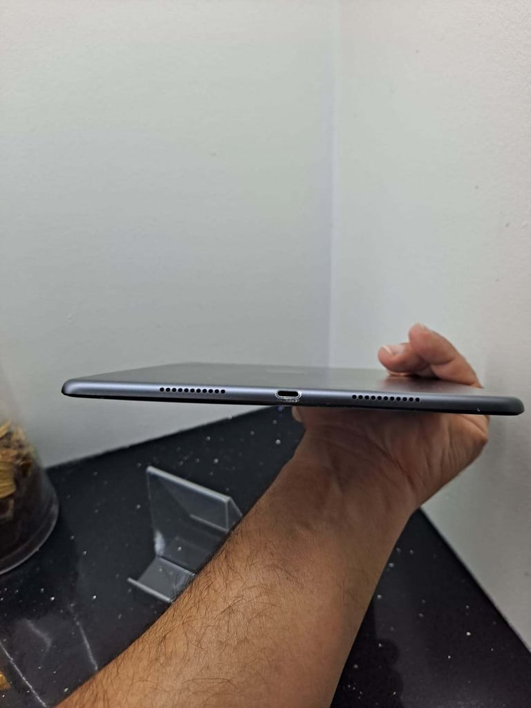 GENUINE APPLE IPAD AIR 3RD GEN 64GB 10.5 INCHES RATINA DISPLAY REFURBISHED EXCELLENT WIFI