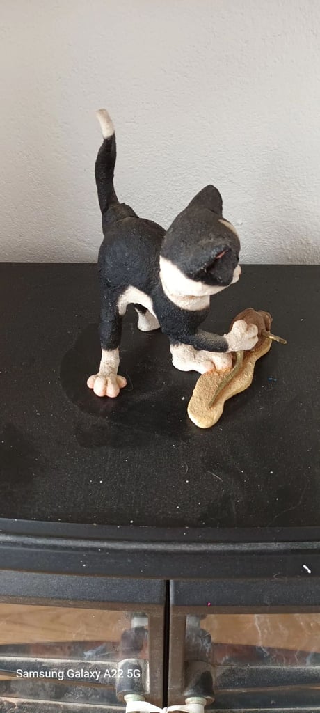 Collectable " A BREED APART"  cat with wind up mouse.