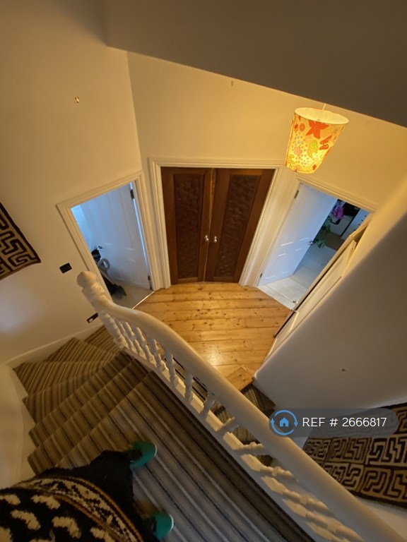 3 bedroom flat in Haringey, London, N4 (3 bed) (#2666817)