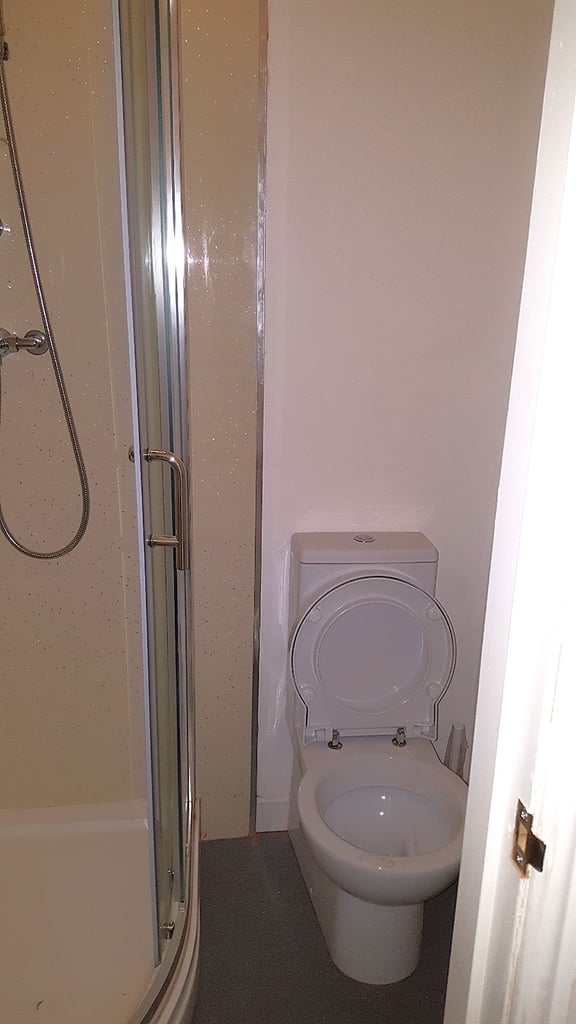 Ensuite DSS only shared house - fantastic place, 6 x ensuites. Not to be missed!