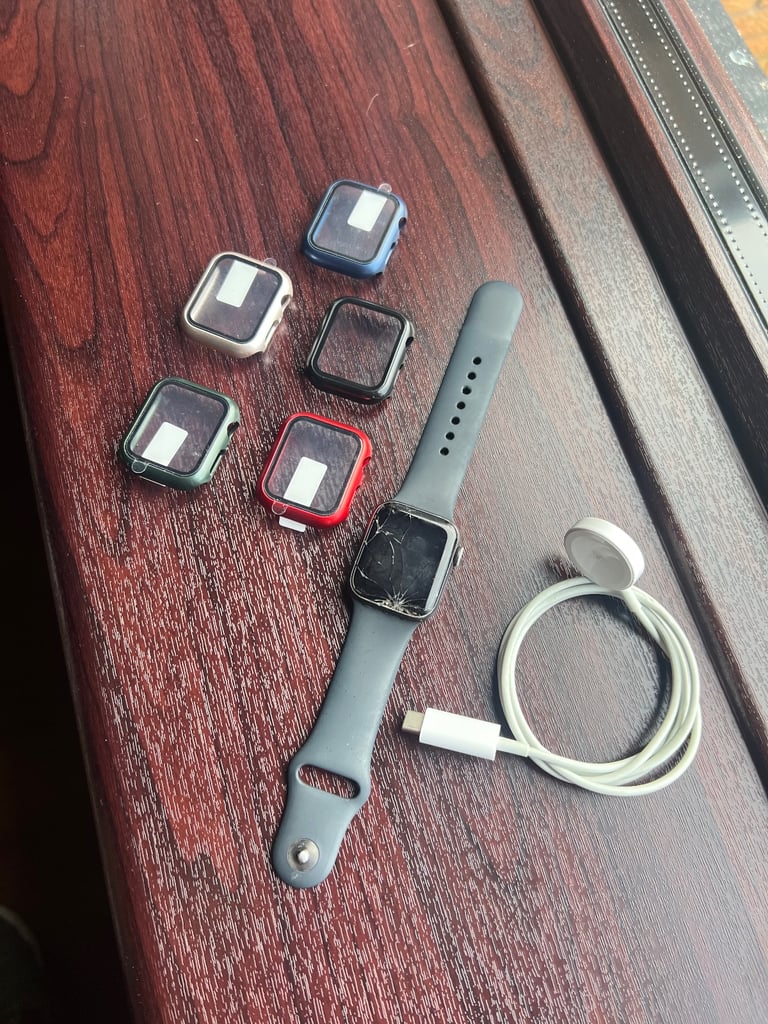 Apple Watch SE 40mm (Aluminum Case Midnight Sport Band)