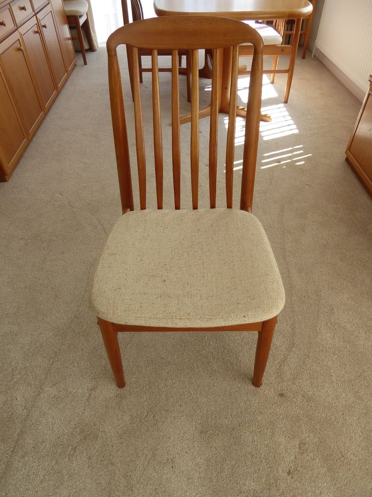 Benny Linden Dining Room Extendable Table / Six Matching Chairs