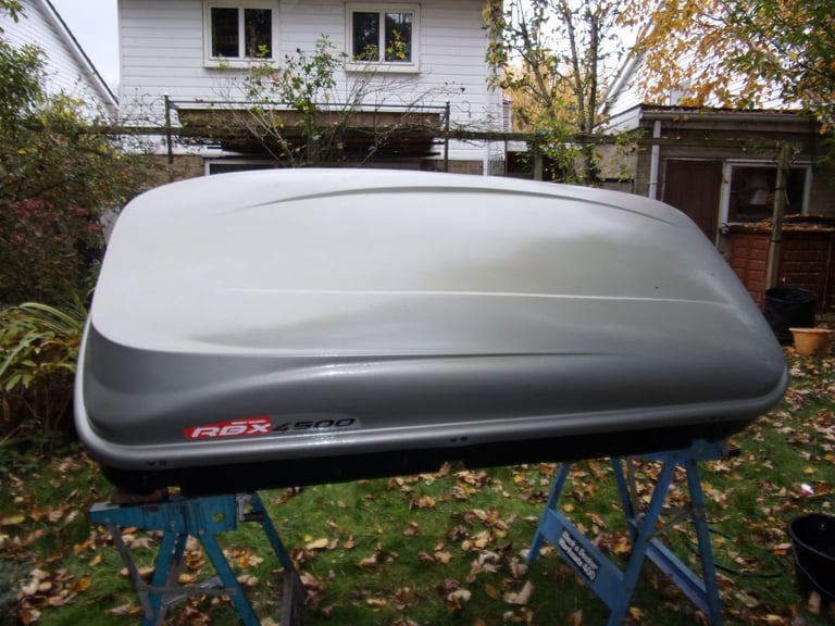 Car roof box