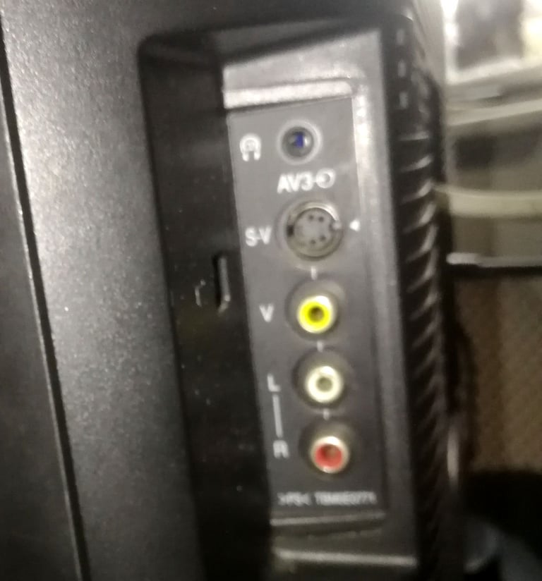 32 Inch Panasonic LCD TV With Remote TX-32LXD70