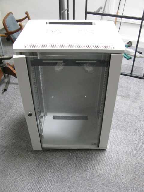Server cabinet . Lockable . Size : H=91cm , W=60cm , D=45cm