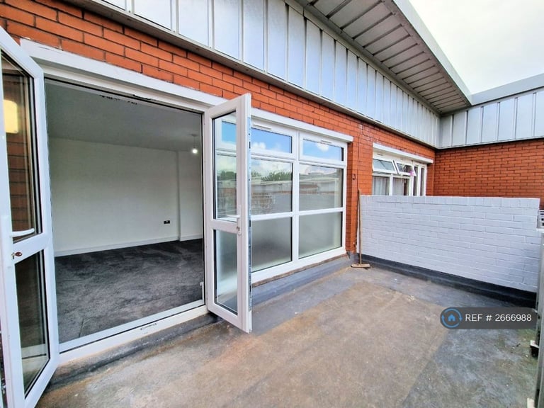 2 bedroom flat in Shepherds Gardens, Birmingham, B15 (2 bed) (#2666988)