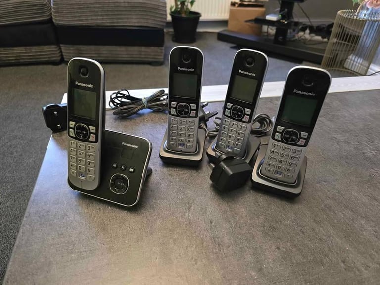 Panasonic KX-TG6821EB Quad DECT Phone - Black/Silver with Answer machine