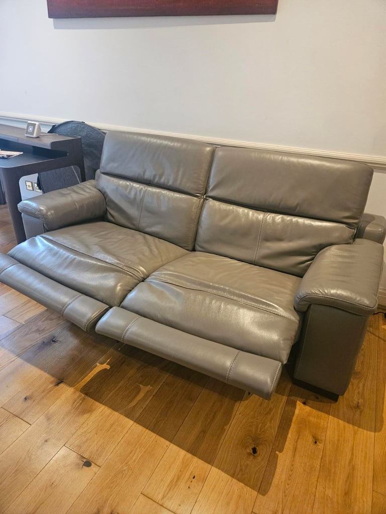 3-Seater Premium recliner Leather Sofa – Luxurious Comfort 