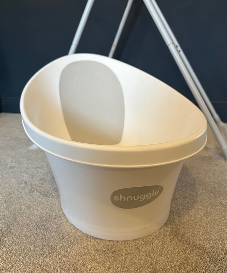 Shnuggle baby bath with stand