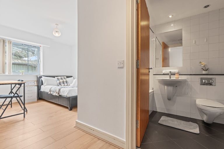 Cosy 2-Bed City Centre Apartment | Fully Furnished | All Bills Included | Canal View