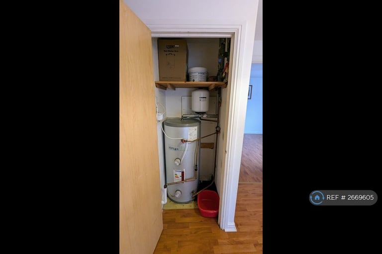 2 bedroom flat in Berberis House, Feltham, TW13 (2 bed) (#2669605)