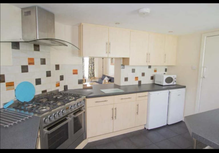 Central location Pl4, big room to rent 