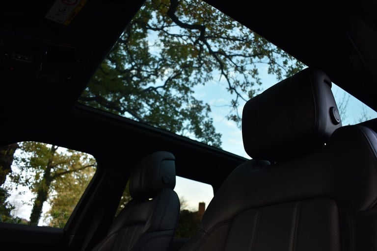 2021 Land Rover Range Rover Sport HSE SILVER+Panoramic Roof and Electric Deployable Tow Pack Esta...