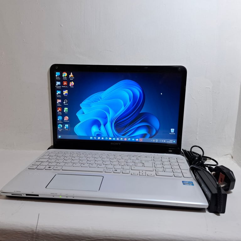 Sony Vaio SVE151J13M 15.6 Inc Intel-Core i5 CPU Win 11 Prof. with Activated 2024 Office 356 Laptop.