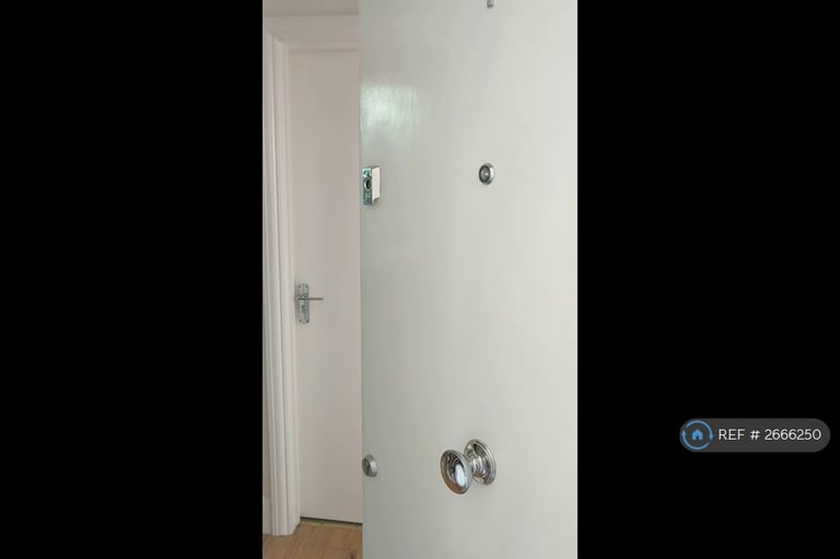 1 bedroom flat in Lanacaster Road, London, W11 (1 bed) (#2666250)