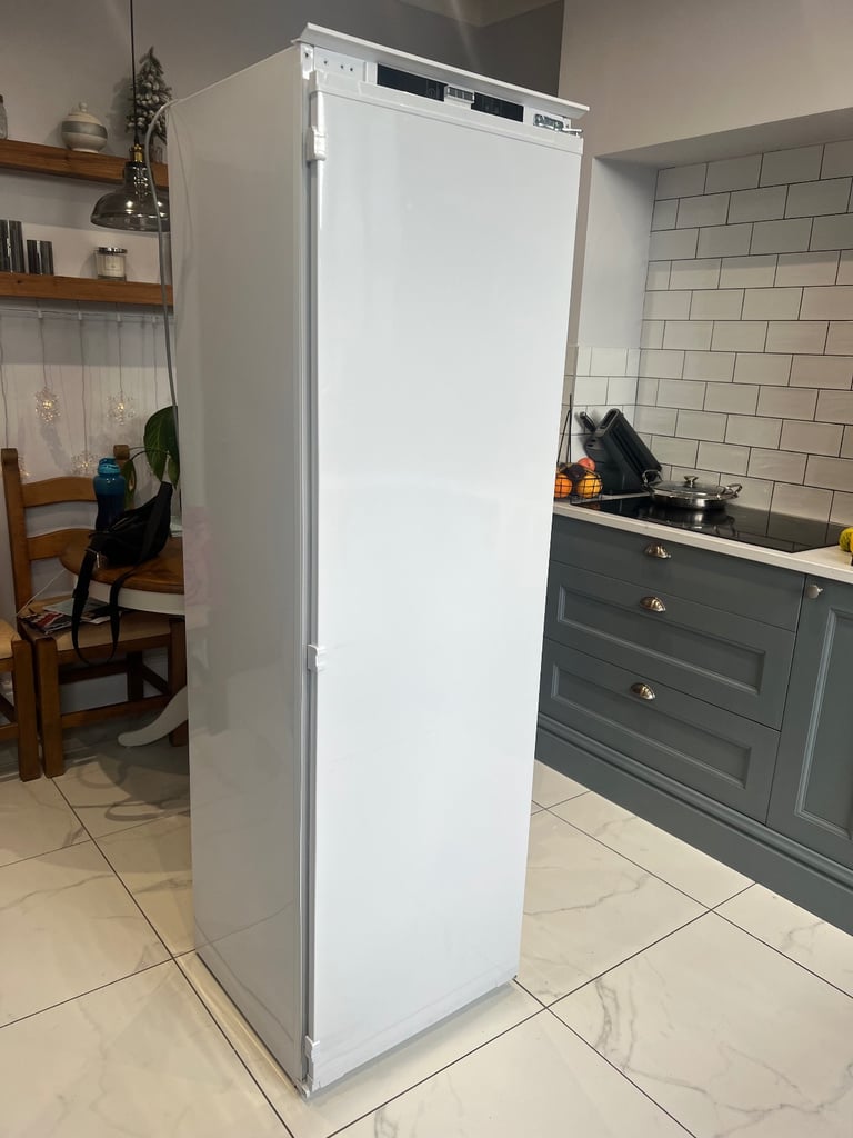Lamona Large intergrated larder fridge