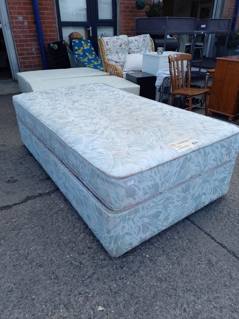 Single divan with mattress, Ref:18428 £55.00
