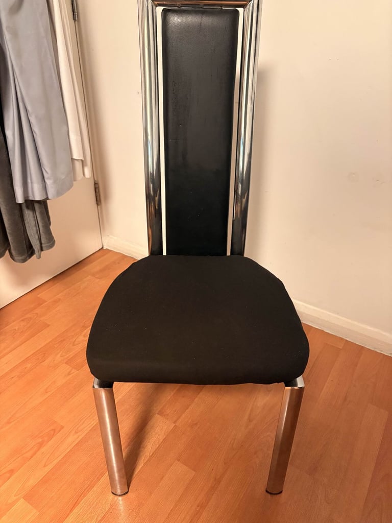 Black Glass Extendable Dining Table with 6 Chairs – Used Condition