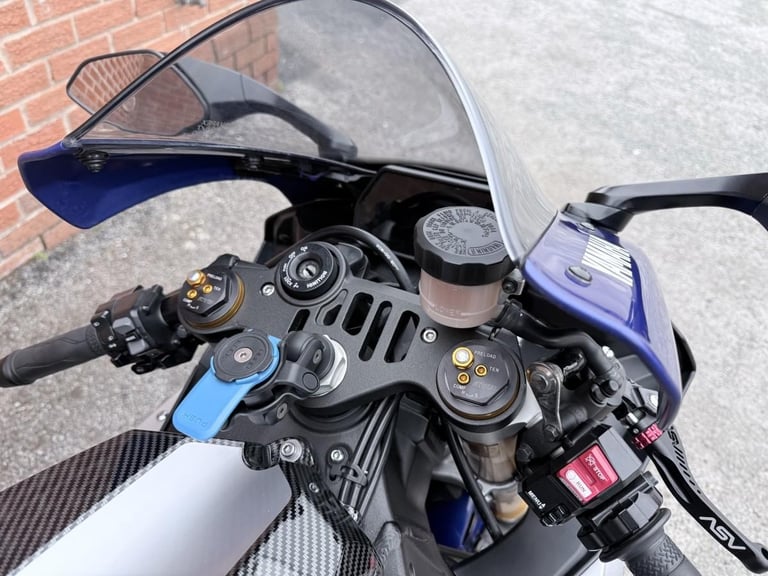 YAMAHA YZF R1 16