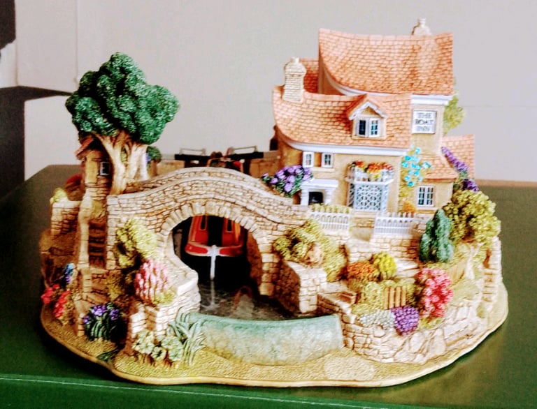 Lilliput Lane number L2560 Tranquil Waterways boxed with deeds.