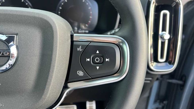 2021 Volvo XC40 2.0 B4P R DESIGN Pro 5dr Auto SUV Petrol Automatic