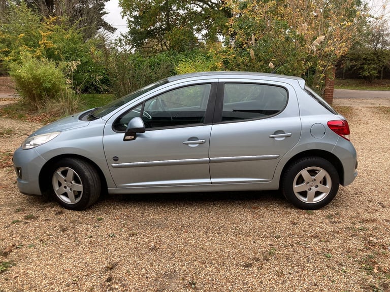 2011 PEUGEOT 207 1.4 VTi ENVY LOW MILAGE 5 DOOR HATCHABACK. LONG MOT CHEAP TAX.