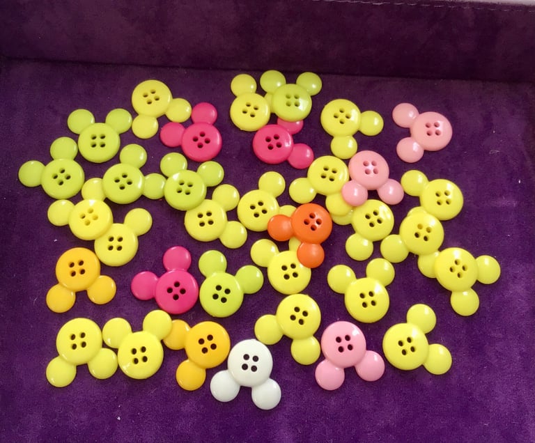 34 NEW buttons. Mickey Mouse heads ! Bargain 