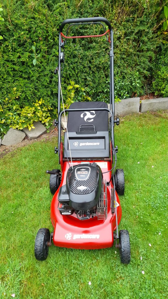 image for Gardencare self drive Briggs&Stratton500 engine 18 inch cut. Starts first time