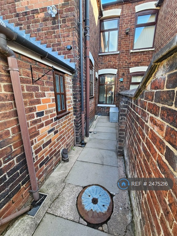 2 bedroom house in Saturn Road, Stoke-On-Trent, ST6 (2 bed) (#2475216)