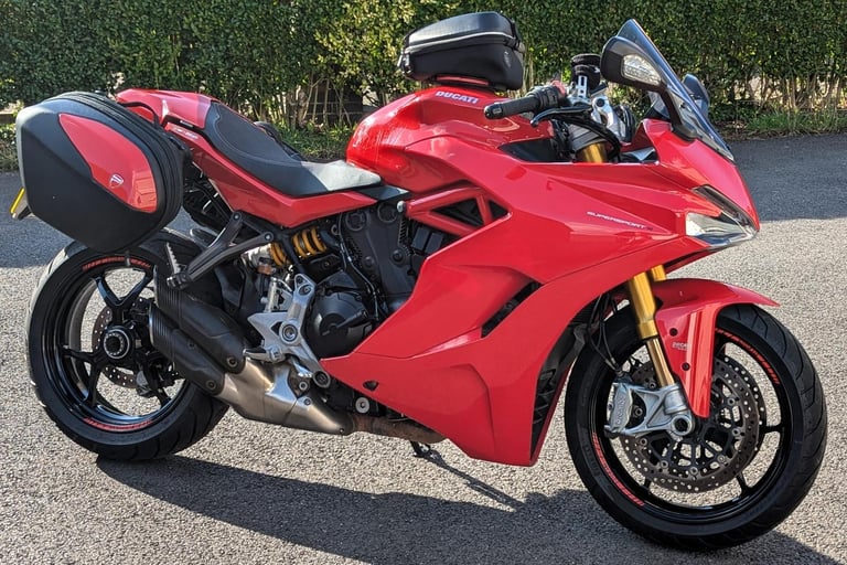 2017 Ducati Supersport S. Red. Panniers, heated grips, alarm, full service hist.