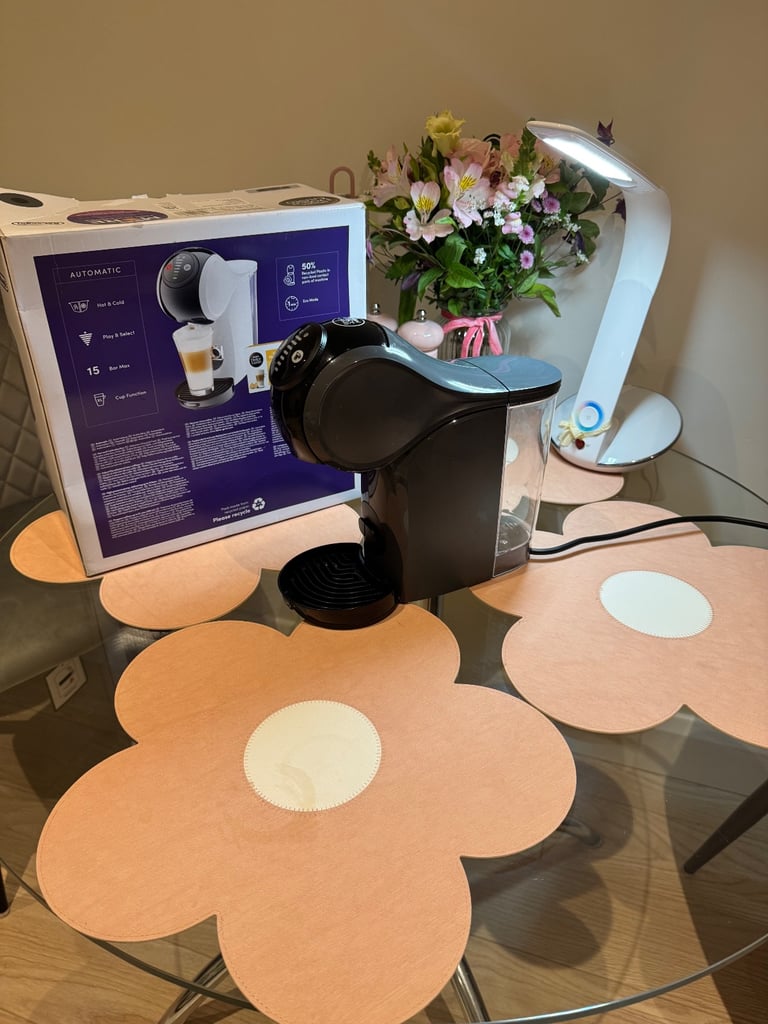 The De'Longhi Dolce Gusto Genio S Plus Coffee Machine in Black 