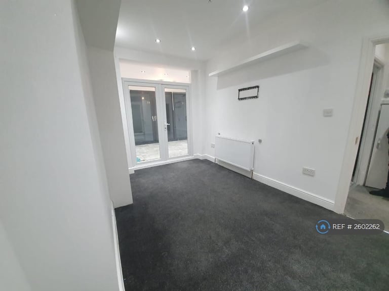 2 bedroom flat in London, London, N9 (2 bed) (#2602262)