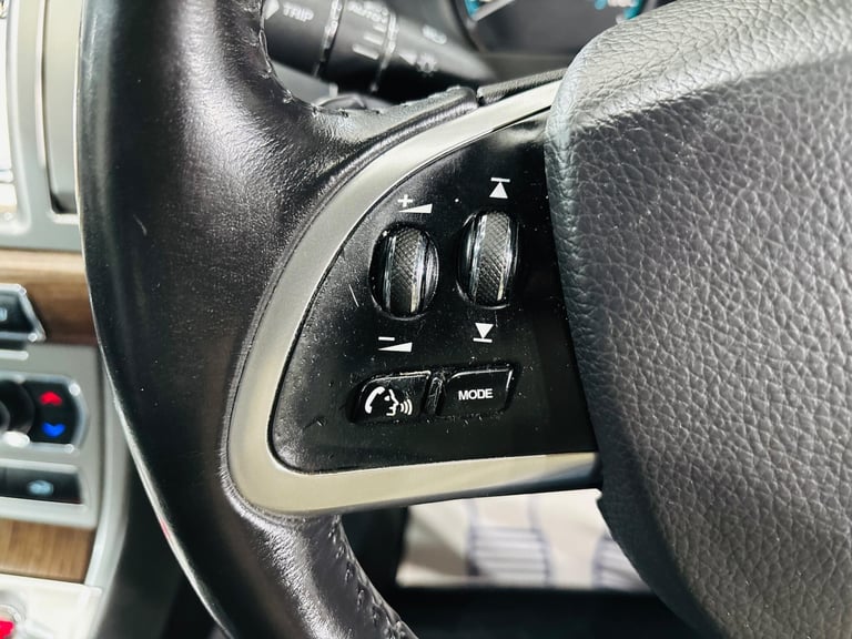 2013 Jaguar XF 3.0d V6 Luxury 4dr Auto [Start Stop] SALOON DIESEL Automatic