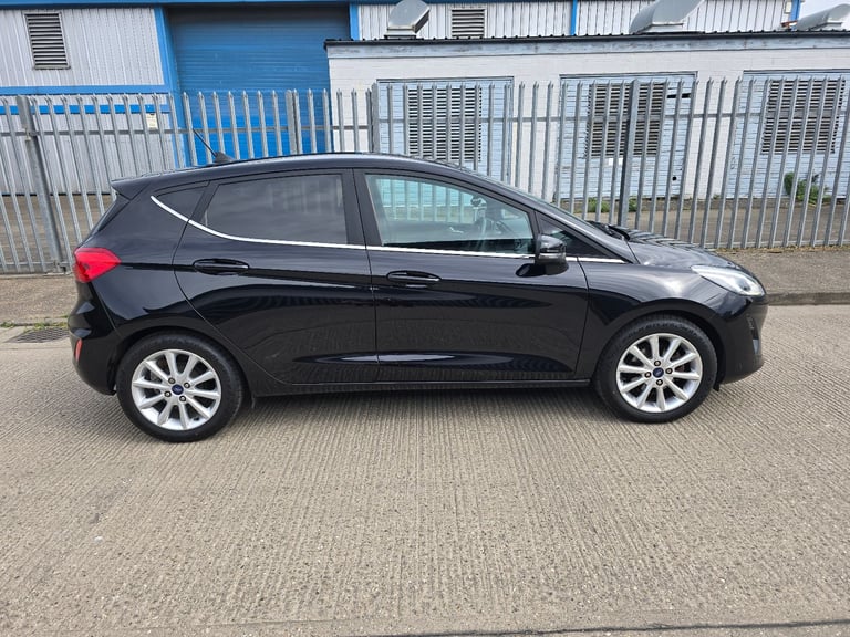 AUTOMATIC FORD FIESTA TITANIUM PRIVATE SALE 