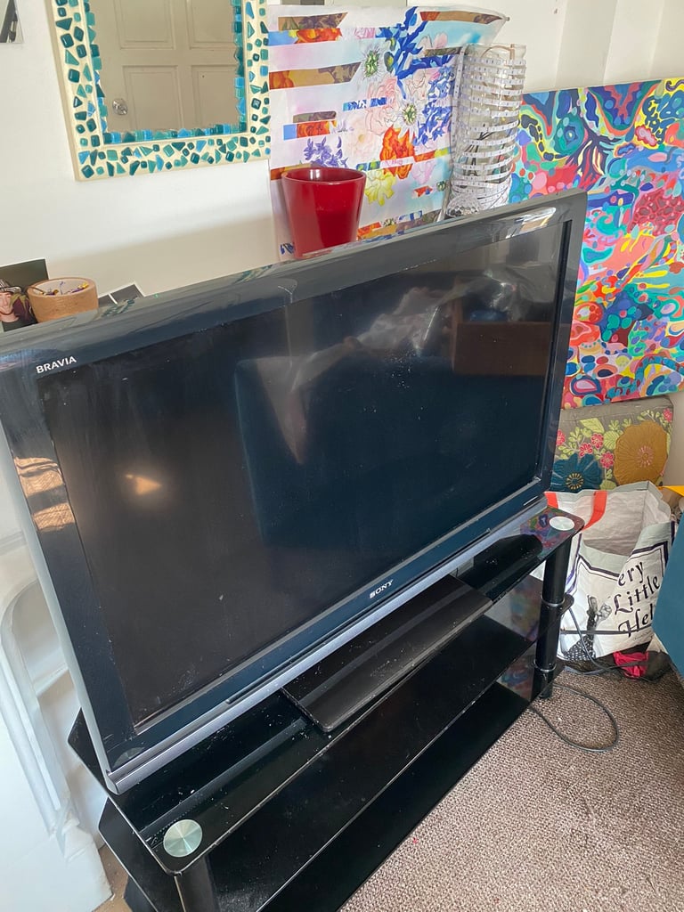 Sony Bravia TV 32'' and TV stand in Excellent Condition